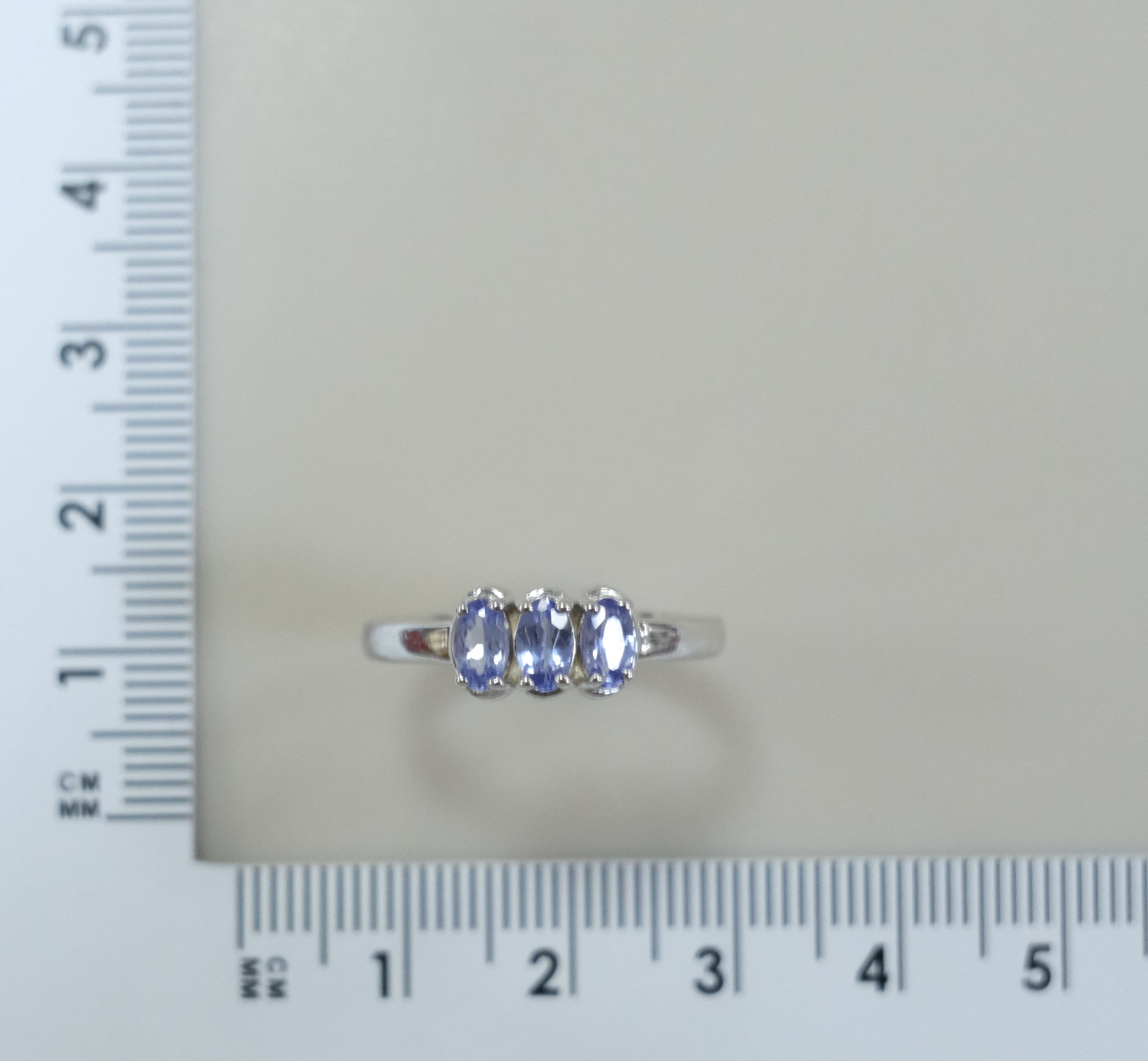 Серебряное кольцо с танзанитами